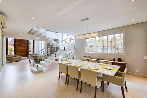 Casa de 400m² com 4 suites e piscina em Riviera House in Bertioga
