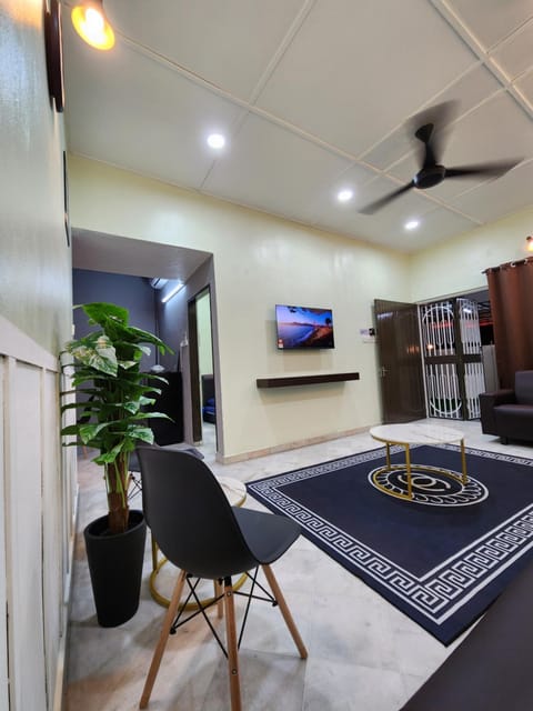 TV and multimedia, Kitchen or kitchenette, Living room, Seating area, Dining area, fireplace