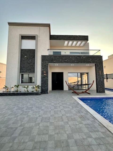 Property building, Patio, Swimming pool