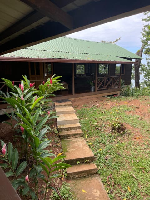 The Lodge at Punta Rica- Hilltop Eco-Lodge with Views & Pool Alojamiento y desayuno in Bastimentos Island