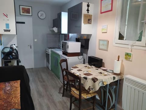 Kitchen or kitchenette, Dining area, pet friendly