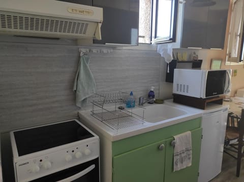 Kitchen or kitchenette, oven, stove