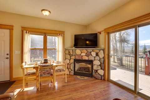 Idyllic Riverfront Granby Cabin with Deck! Casa in Granby