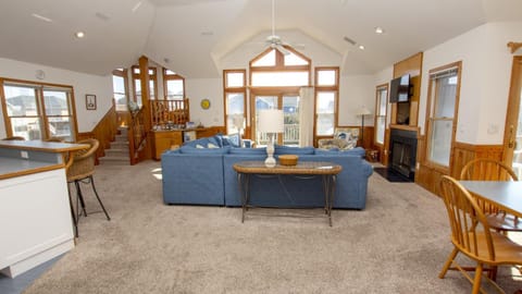 CP5, Easy Breezes- Oceanside, Hot Tub, Close to beach, Community Pool House in Corolla