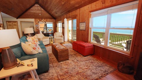 DB1, Doc Ruby- Oceanfront, 4 BRs, Ocean Views, Close to Beach Access House in Duck