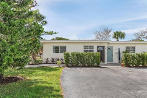 Lovely 2-Bdr w/Patio, Lake Park! Haus in Naples