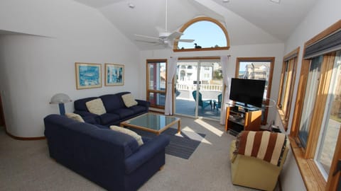 GF2, Touch of Grey, Semi-Oceanfront, Private Pool, Hot Tub, Close to Beach Access House in Duck