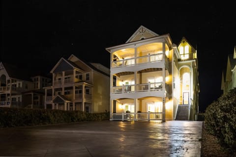 KD1903, Grande Paradise- Oceanfront, Pool, Hot Tub, Elev, Rec Rm, Theater Rm House in Kill Devil Hills