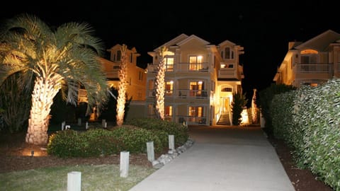 KD2, Grande Luxxe- Oceanfront, 11 BRs, Pool, Theater Rm, Elev, Game Rm House in Kill Devil Hills