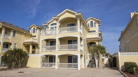 KD2, Grande Luxxe- Oceanfront, 11 BRs, Pool, Theater Rm, Elev, Game Rm House in Kill Devil Hills