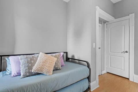 Stylish 2bd, DT, Lndry & Prkng Condo in Windsor
