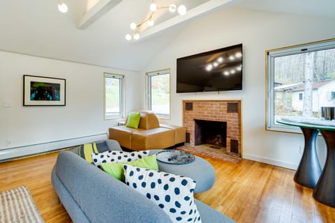 Chic Wilmington Retreat with Deck Walk to Downtown! Haus in Wilmington