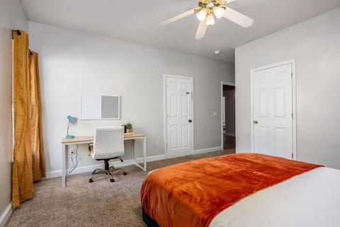 Your UF Getaway: 1 Block from Campus - 4 BD Haven Casa in Gainesville