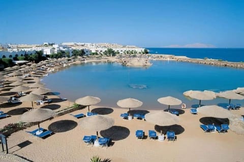 Nearby landmark, Day, People, Natural landscape, Beach, Lake view, Sea view, group of guests, sunbed