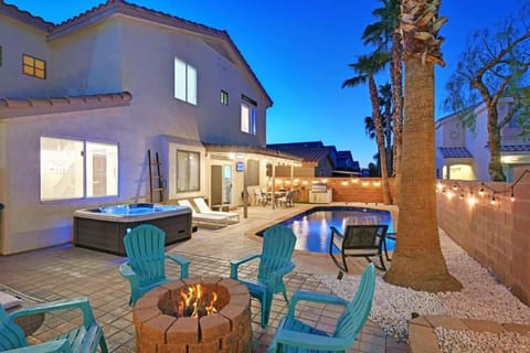 4BR Lux Home w Pool, Hot tub, close to LV Strip Haus in Paradise