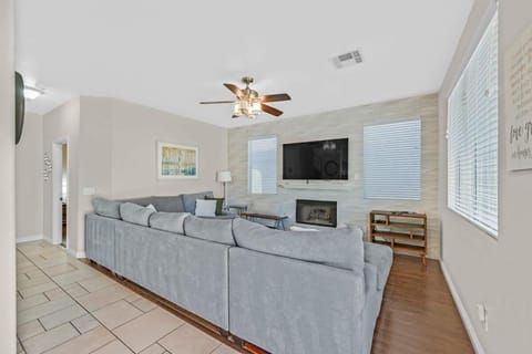 4BR Lux Home w Pool, Hot tub, close to LV Strip Casa in Paradise