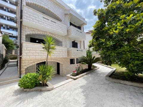 Property building, Day, Garden, Garden view