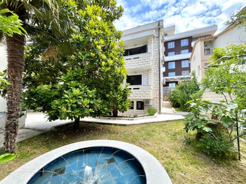 Property building, Day, Garden, Garden view