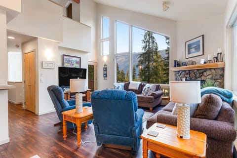 Girdwood Mountain Chateau Haus in Anchorage