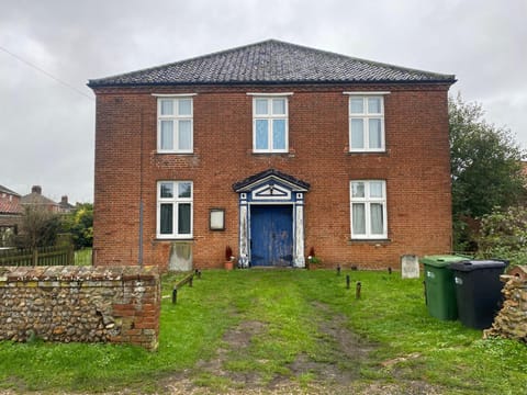 Property building, Facade/entrance, Garden, Parking