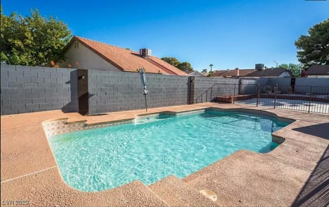 Heated Salt Pool, BBQ, Movie Projector, Stereo, Billiards Table, Arcade Game, Darts - Stone Sanctuary NW at Childrens Memorial Park, Pool Heat Optional House in Las Vegas