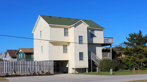KH1, Marabel-by-the-Sea- Oceanside, Private Pool, Close to Beach Access and Shopping! House in Kitty Hawk