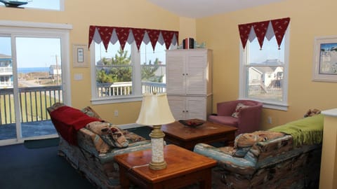 KH1, Marabel-by-the-Sea- Oceanside, Private Pool, Close to Beach Access and Shopping! House in Kitty Hawk