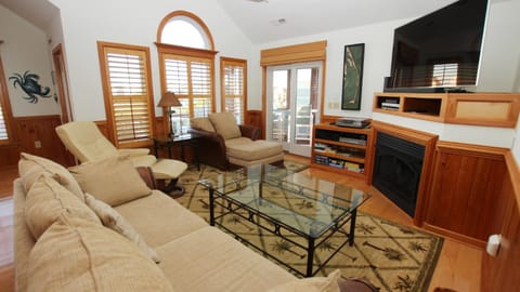 KD904, The Blue Palm- Oceanside, Private Pool, Golf Cart, Hot Tub! Haus in Kill Devil Hills