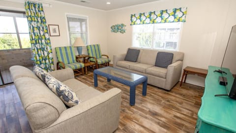 KH146, Camelot- Oceanside, Screened Porch, Close to Shopping and Restaurants! Maison in Kitty Hawk