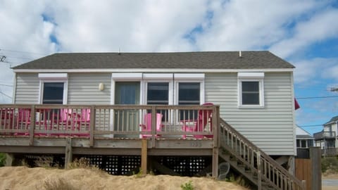 KH121, Pirate Queen- Oceanfront, Ocean Views, Sun Deck Casa in Kitty Hawk