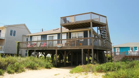 KH141, Blue Heaven- Semi-Oceanfront, 100 ft to beach access, Sun Decks House in Kitty Hawk