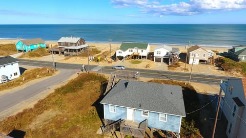 KH141, Blue Heaven- Semi-Oceanfront, 100 ft to beach access, Sun Decks House in Kitty Hawk