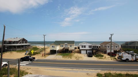 KH141, Blue Heaven- Semi-Oceanfront, 100 ft to beach access, Sun Decks House in Kitty Hawk