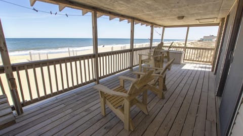 KH42, Sea Eagle- Oceanfront, Ocean Views, Dogs Welcome, Beach Access House in Kitty Hawk