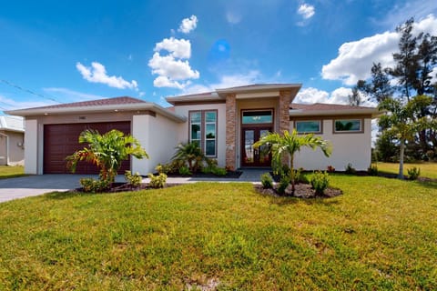 Canalside Luxury House in Cape Coral