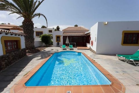 Villa with private pool ,barbecue, next the sea in Caleta de Fuste Beach Chalet in Castillo Caleta de Fuste