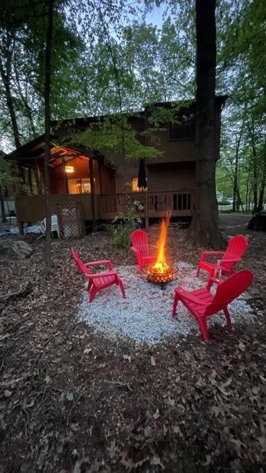 Cozy Cabin at The Poconos With Jacuzzi! House in Stroud Township