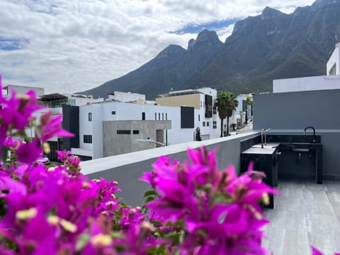 Amplia casa de 5 habitaciones, estilo, confort y diseño único garantizados Haus in Monterrey