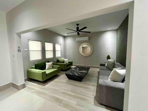 Amplia casa de 5 habitaciones, estilo, confort y diseño único garantizados Haus in Monterrey