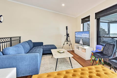 New Property Shimmer Shores Absolute Waterfront Retreat at Fishing Point, Lake Macquarie Casa in Lake Macquarie