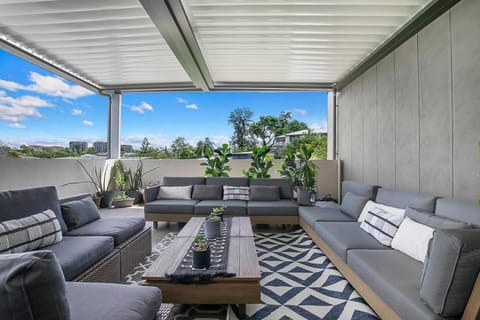 Top of Taringa Penthouse with Sweeping Views Eigentumswohnung in Indooroopilly