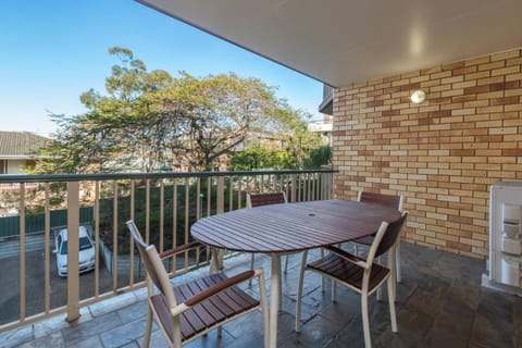 The Hidden Flower - A Spacious Poolside Abode Condo in Toowong