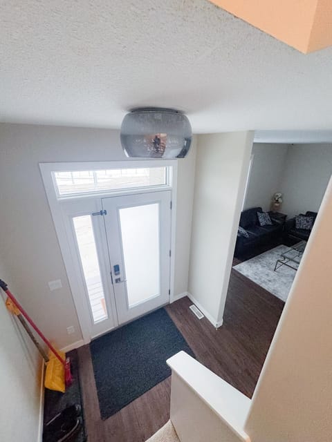 Entire house to yourselves - NO basement sharing Condominio in Regina