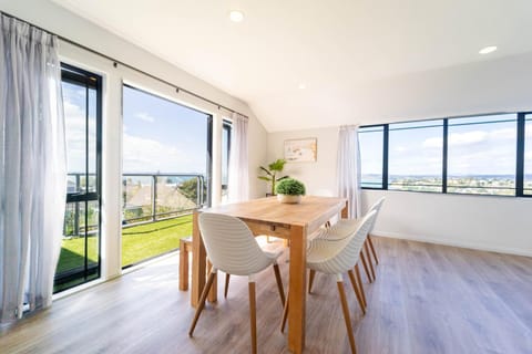 Family Friendly Oceanview Howick Home - Pets+ Maison in Auckland