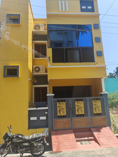 Property building, Facade/entrance, View (from property/room)