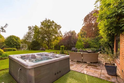 Property building, Garden, Hot Tub, Garden view