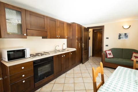 Kitchen or kitchenette, Dining area, minibar, pet friendly