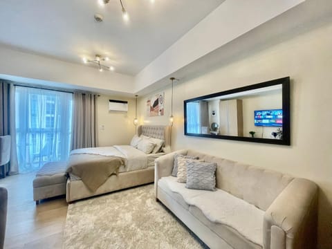 Bed, TV and multimedia, Living room, Seating area, Bedroom, air conditioner