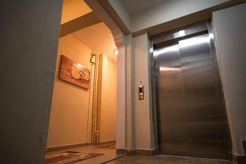 Lobby or reception, elevator