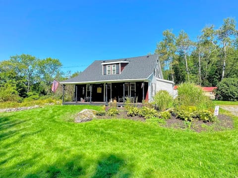 16LV Beautifully decorated country home 20 minutes from Bretton Woods, Cannon and Franconia Notch! Farm Stay in Littleton